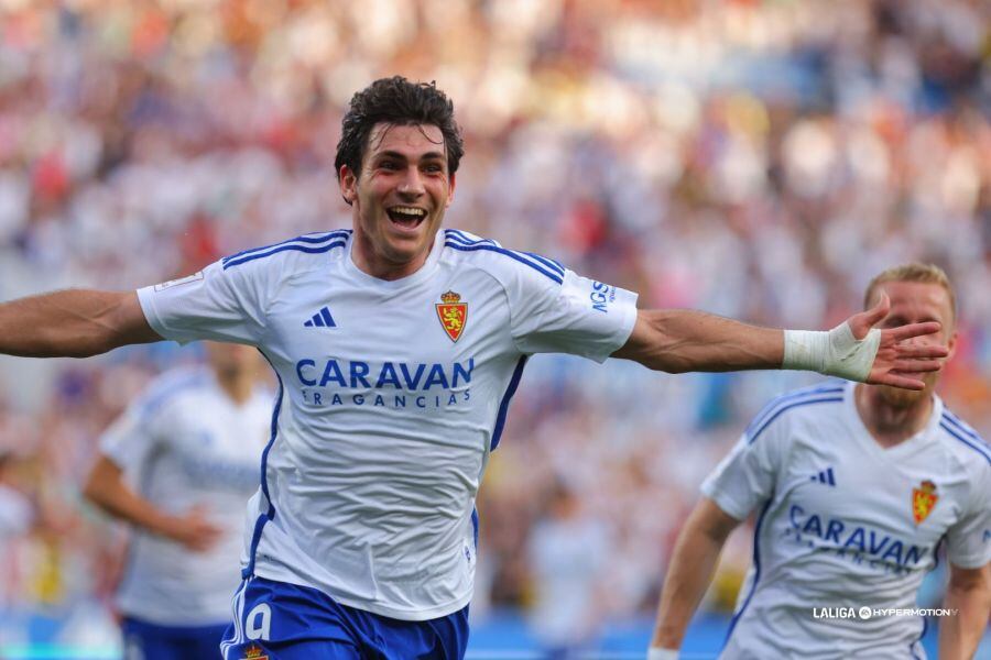 Iván Azón celebra el gol del empate