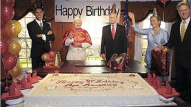 El museo de Washington ha 'invitado' a los Clinton, Bush y a Obama al hipotético cumpleaños del Papa en el Despacho Oval.