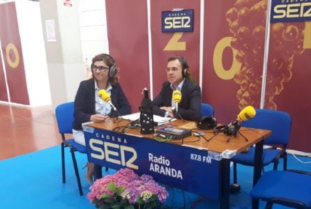 Fernando Berzosa, director de Radio Aranda, entrevista a Raquel González en el stand desplegado en la cata