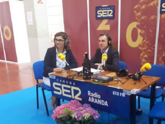 Fernando Berzosa, director de Radio Aranda, entrevista a Raquel González en el stand desplegado en la cata