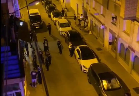 Amplio despliegue policial en la calle Hospicio con motivo de una pelea con varios implicados