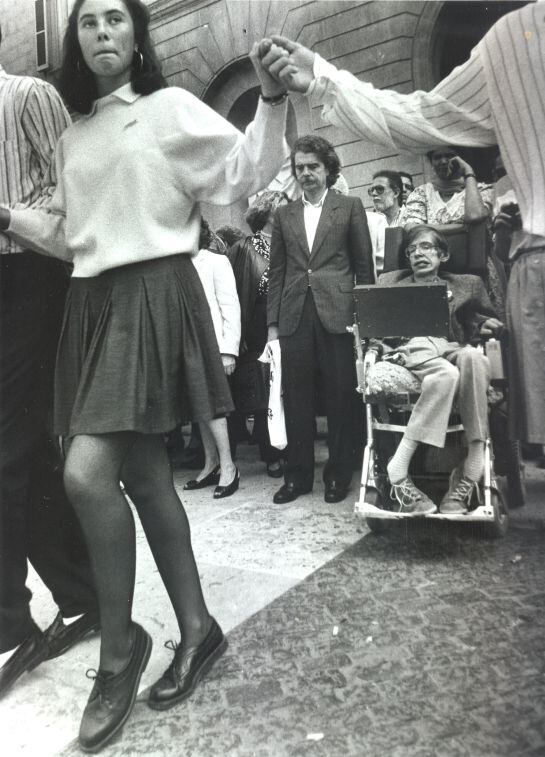 Stephen Hwaking contempla una ballada de sardanes a la Plaça de Sant Jaume