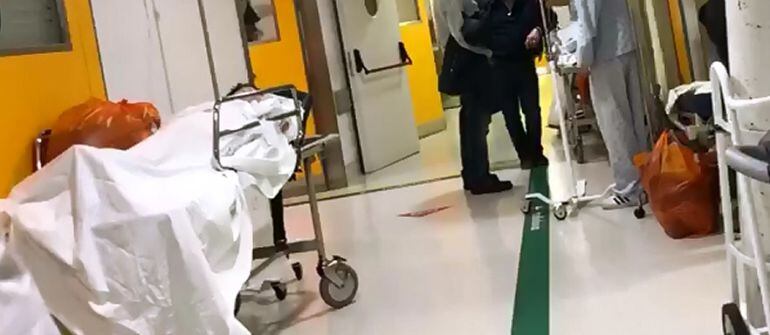 Pacientes en camillas en los pasillos del CHUAC