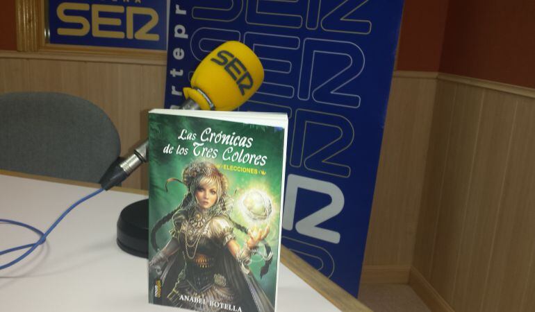 La novela de Anabel Botella, "La crónica de los tres colores"