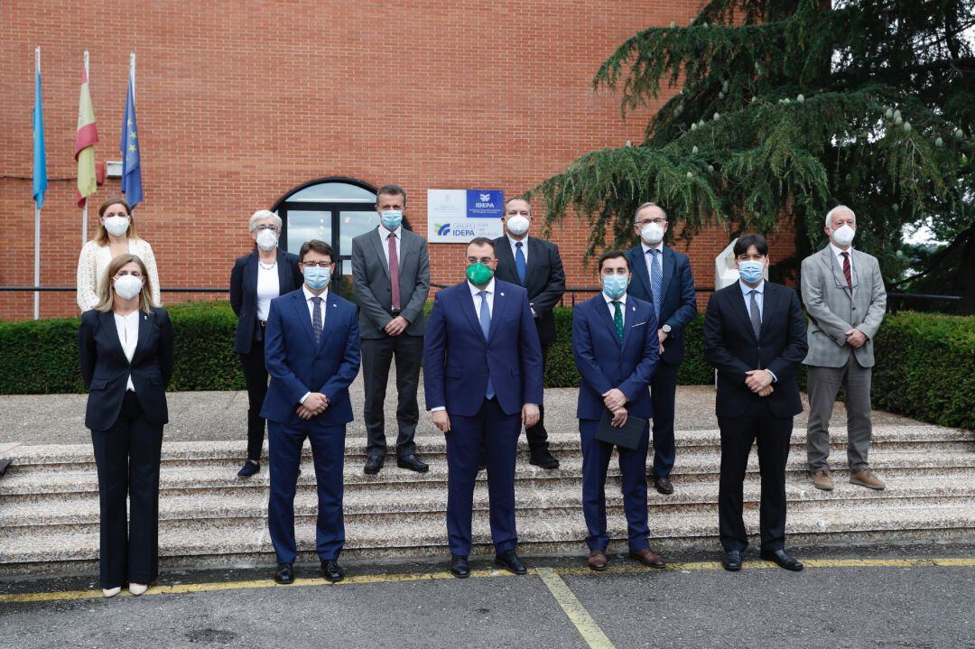 El Presidente del Principado posa con los Consejeros de Industria y Ciencia e Innovación, y otros responsables de la institución, frente al edificio del IDEPA en el Parque Tecnológico de Asturias