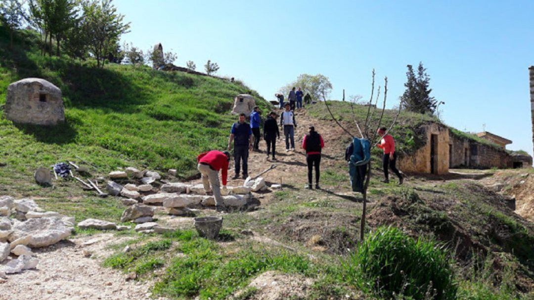 La labor del voluntariado esfundamental para mantener bodegas, lagares y zarceras del cerro de San Jorge donde se celebra la Feria que este año quedará en barbecho