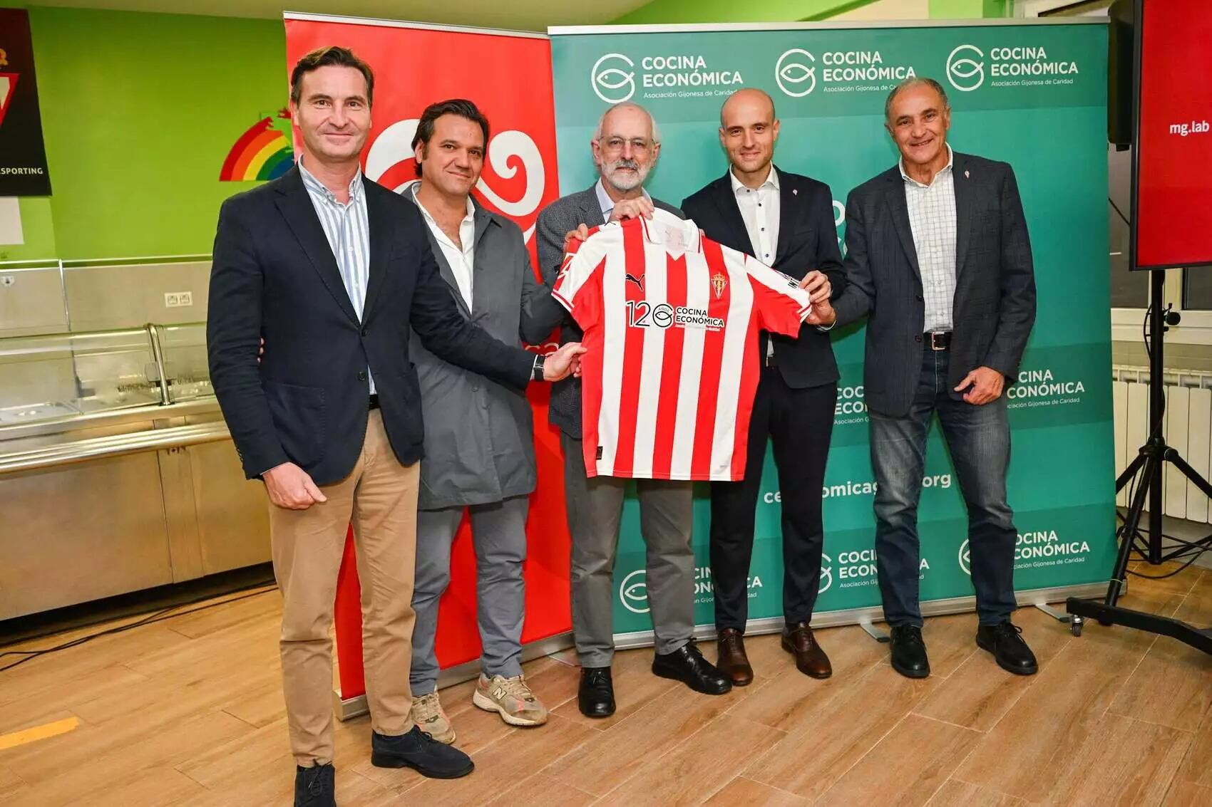 Presentación de la camiseta conmemorativa del 120 aniversario de la Cocina Económica que lucirá el Sporting el domingo contra el Eibar.