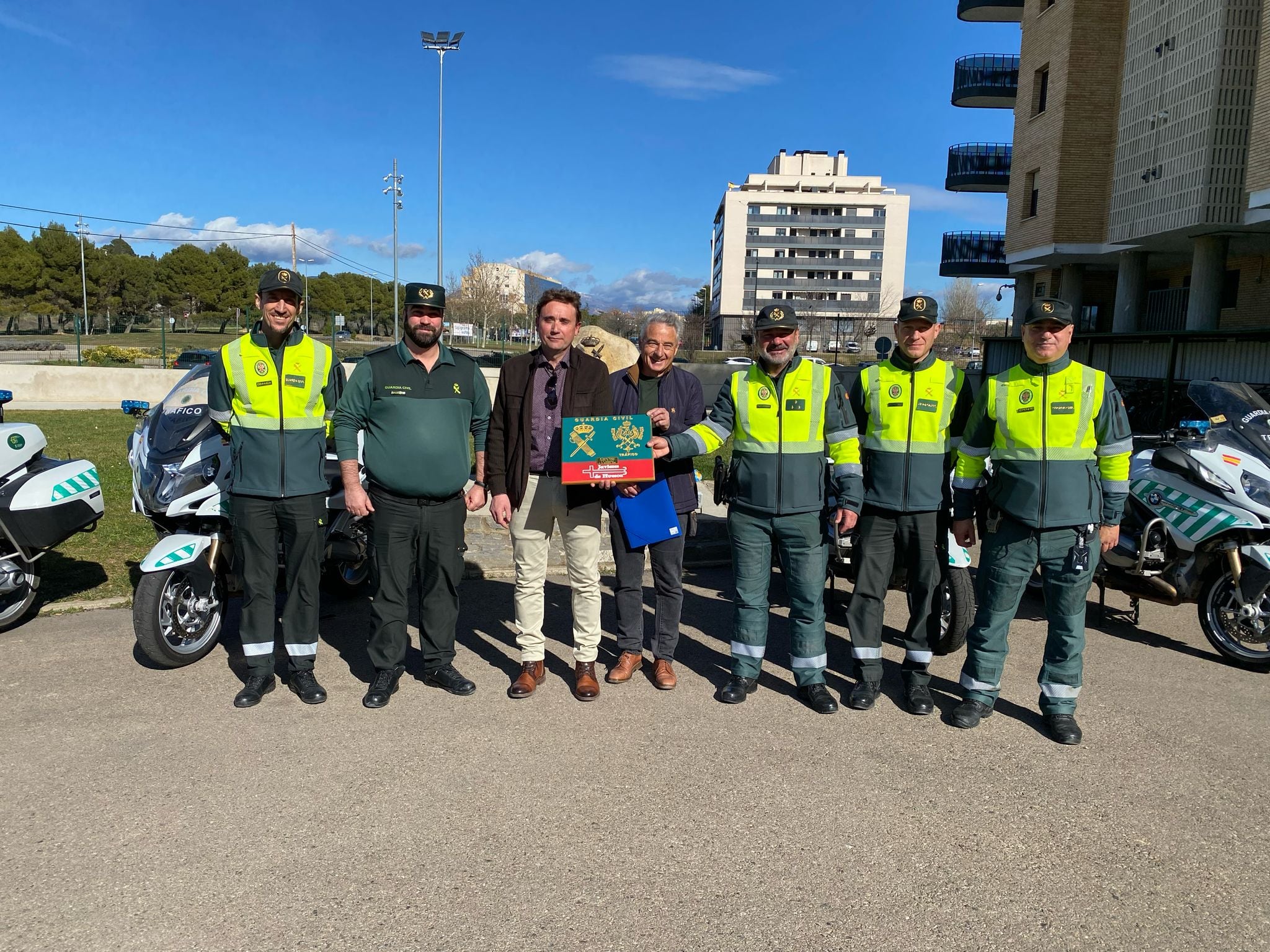 Momento de la entrega del Premio a la Solidaridad del Club Javieres a la Guardia Civil de Huesca