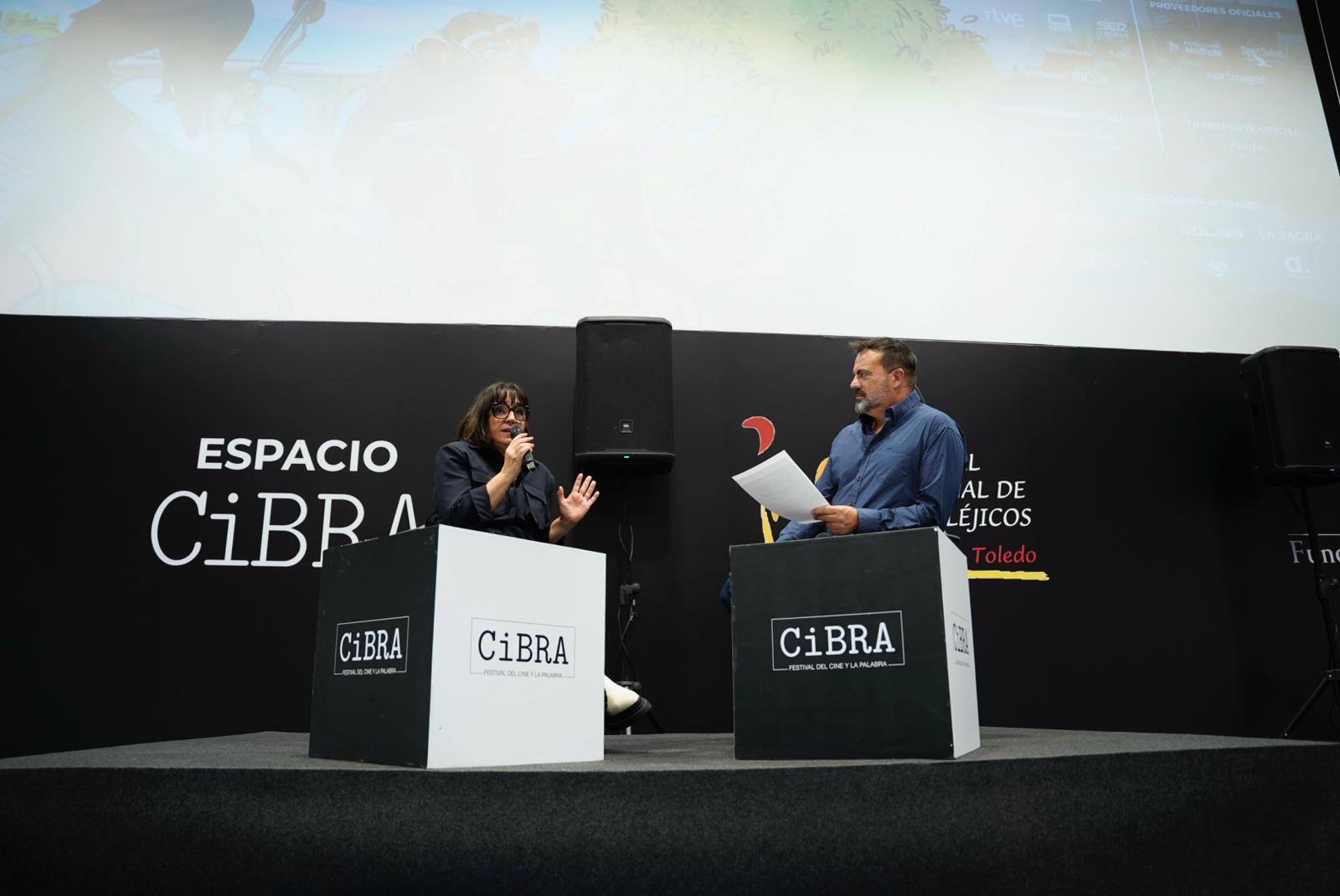 La cineasta, Judith Colell, junto al moderador, Roberto Lancha, en el preestreno de la película Frontera