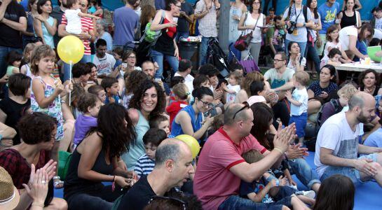 Un grup de mares i pares assistents a un dels concerts del Minipop.