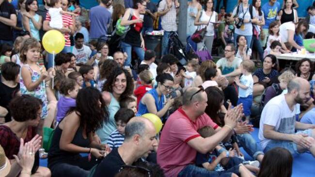 Un grup de mares i pares assistents a un dels concerts del Minipop.