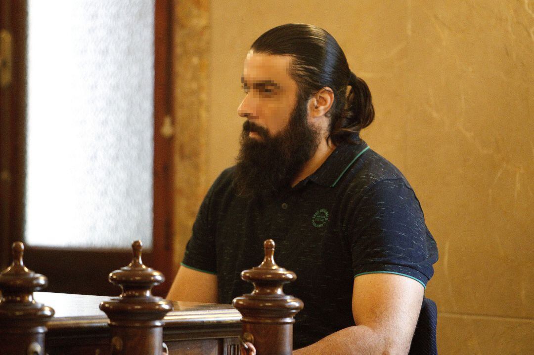 Rafael Pantoja, autor confeso del asesinato de su expareja, Sacramento Roca, durante el juicio.