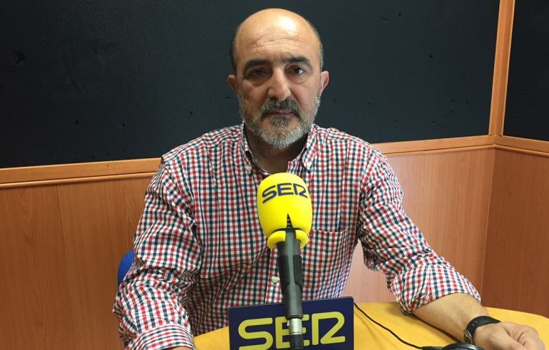 Mateo Ruiz Jódar, en los estudios de Radio Lorca Cadena Ser