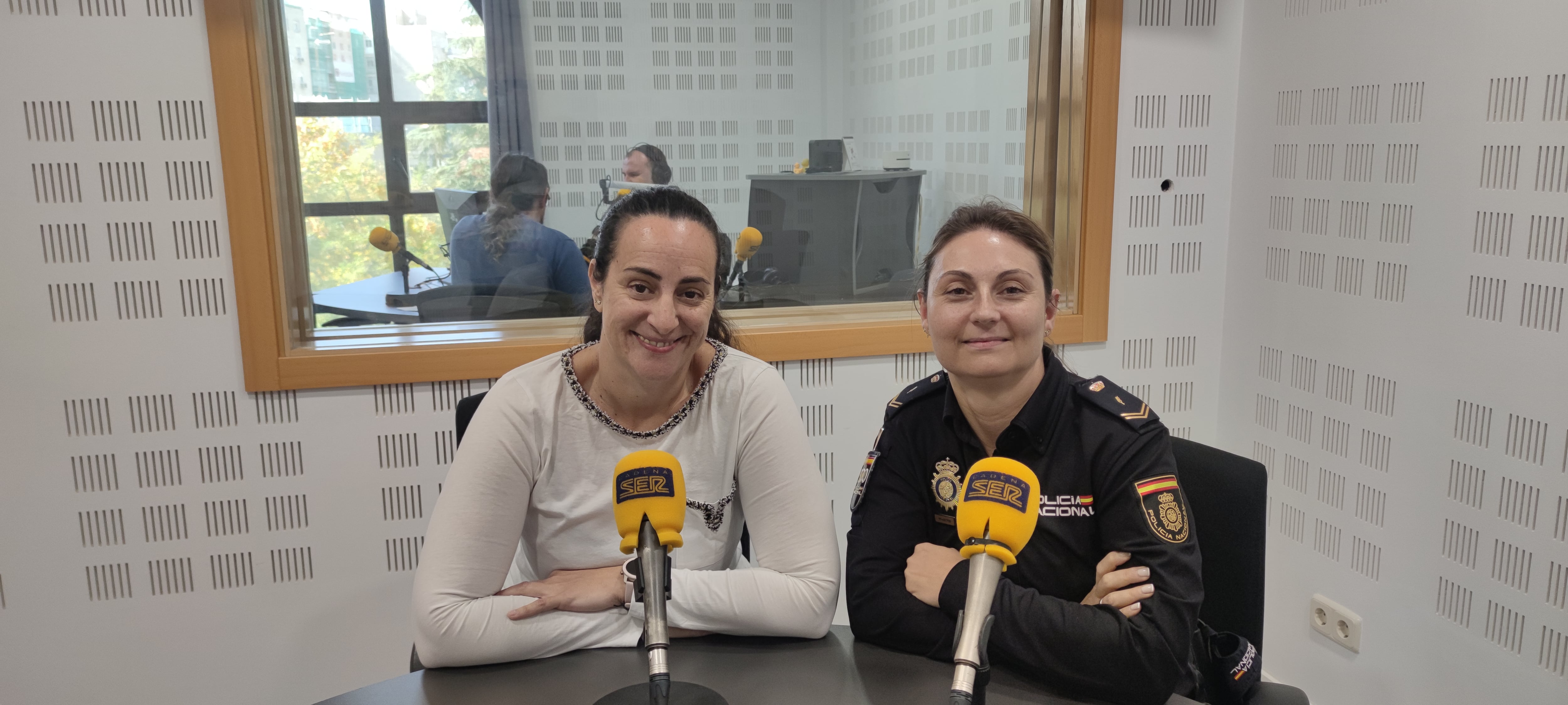 Blanca Vergara (izquierda) psicóloga y Coordinadora de la Casa de la Mujer de Fuenlabrada y Cristina Agudo (derecha), agente de Policía Nacional.