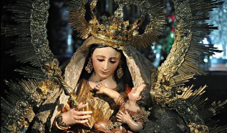 En la imagen, la Reina de Todos los Santos