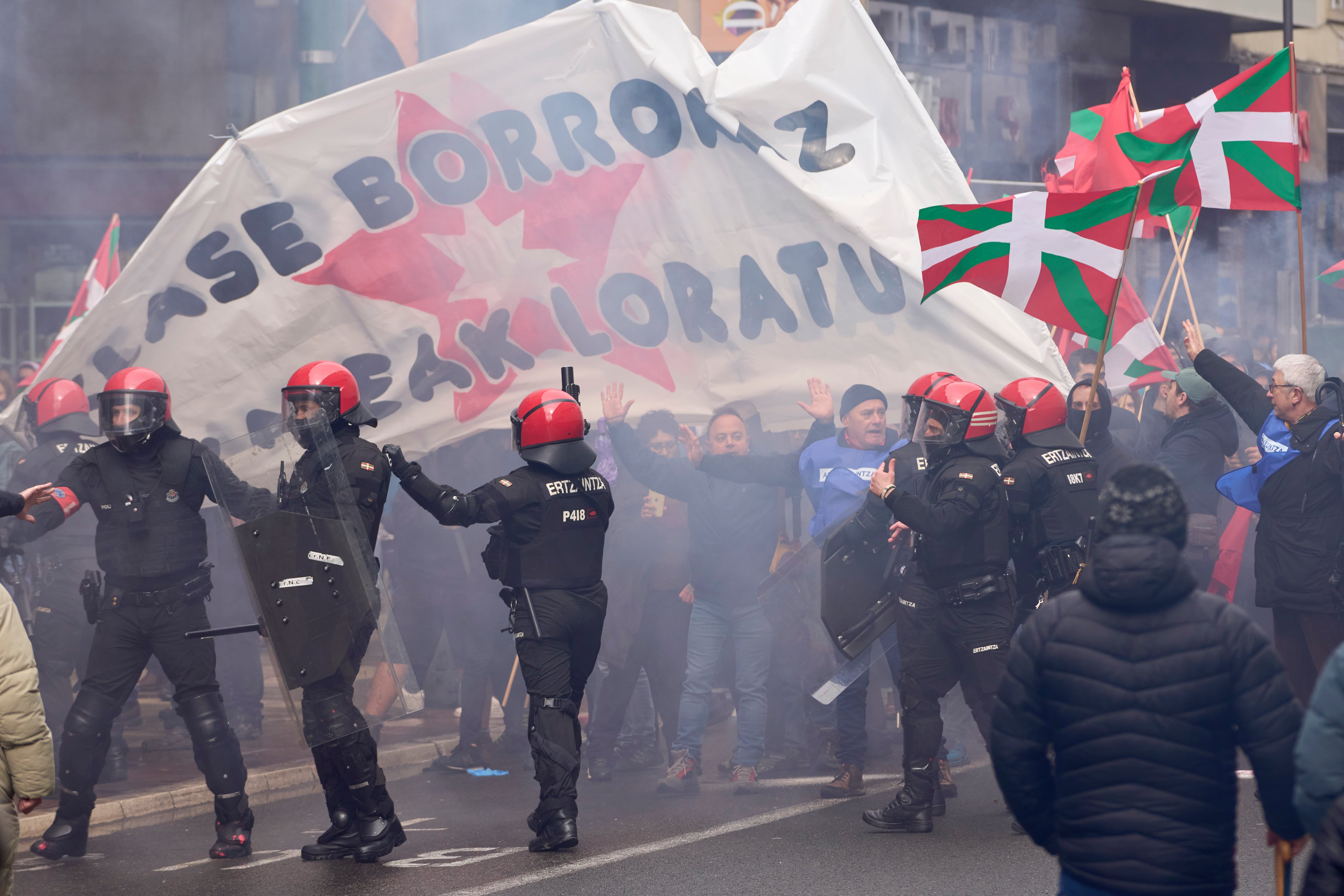 Vista de la carga policial que se ha producido durante la manifestación en homenaje con motivo del 48 aniversario del asesinato de cinco obreros por disparos de la Policía, en el que participan instituciones, partidos, sindicatos y organizaciones sociales, este domingo en Vitoria. EFE. Adrián Ruiz Hierro