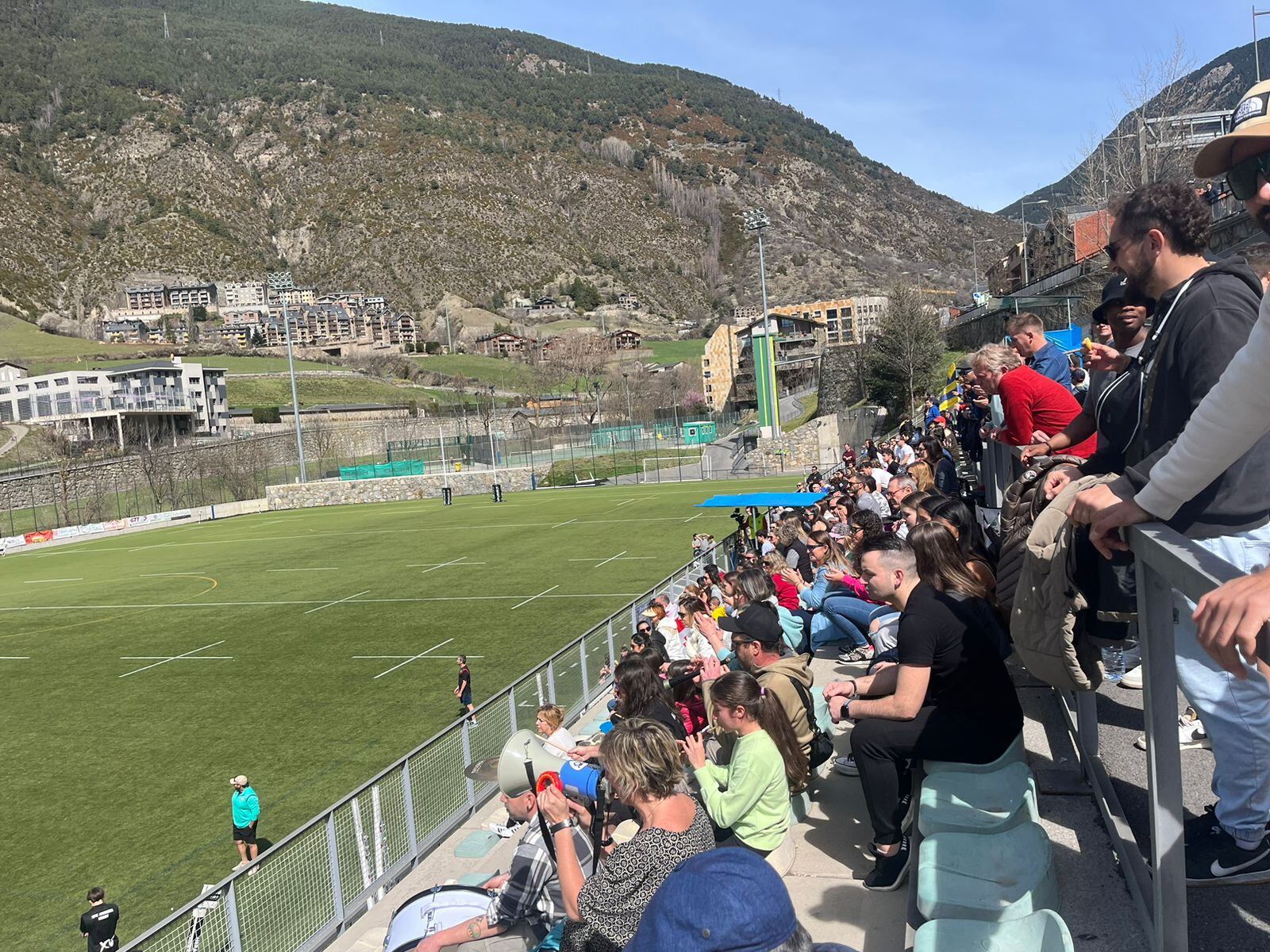 L'estadi de Prada de Moles en un partit d'aquesta última temporada