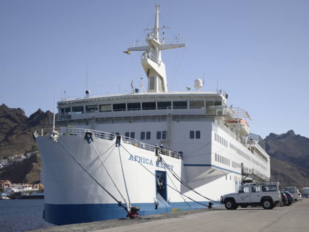 El mayor buque hospital civil del mundo hace escala en Tenerife para su viaje al Congo