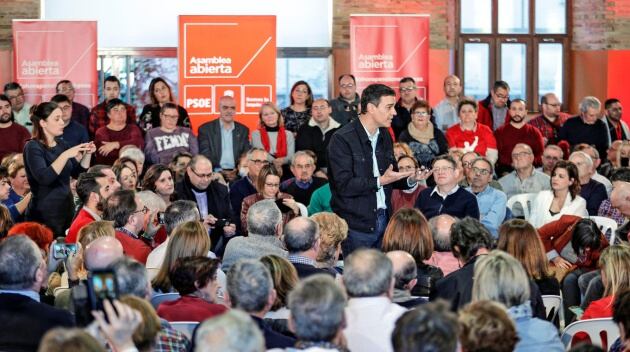 El secretario general del PSOE, Pedro Sánchez (c), interviene en Valencia junto al secretario general del PSPV-PSOE, Ximo Puig, en una asamblea abierta a militantes y simpatizantes para tratar sobre la situación del sistema de pensiones