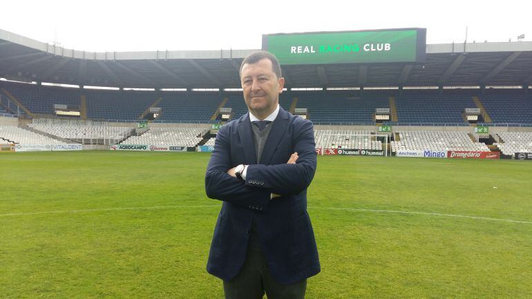 El nuevo director deportivo del Racing posó tras su presentación en el templo del racinguismo, El Sardinero.