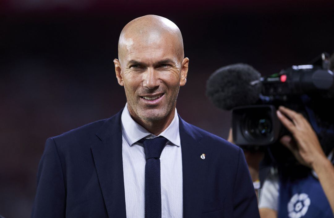 Zidane sonríe en el partido ante el Sevilla