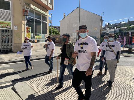 Los trabajadores caminando por el mercado