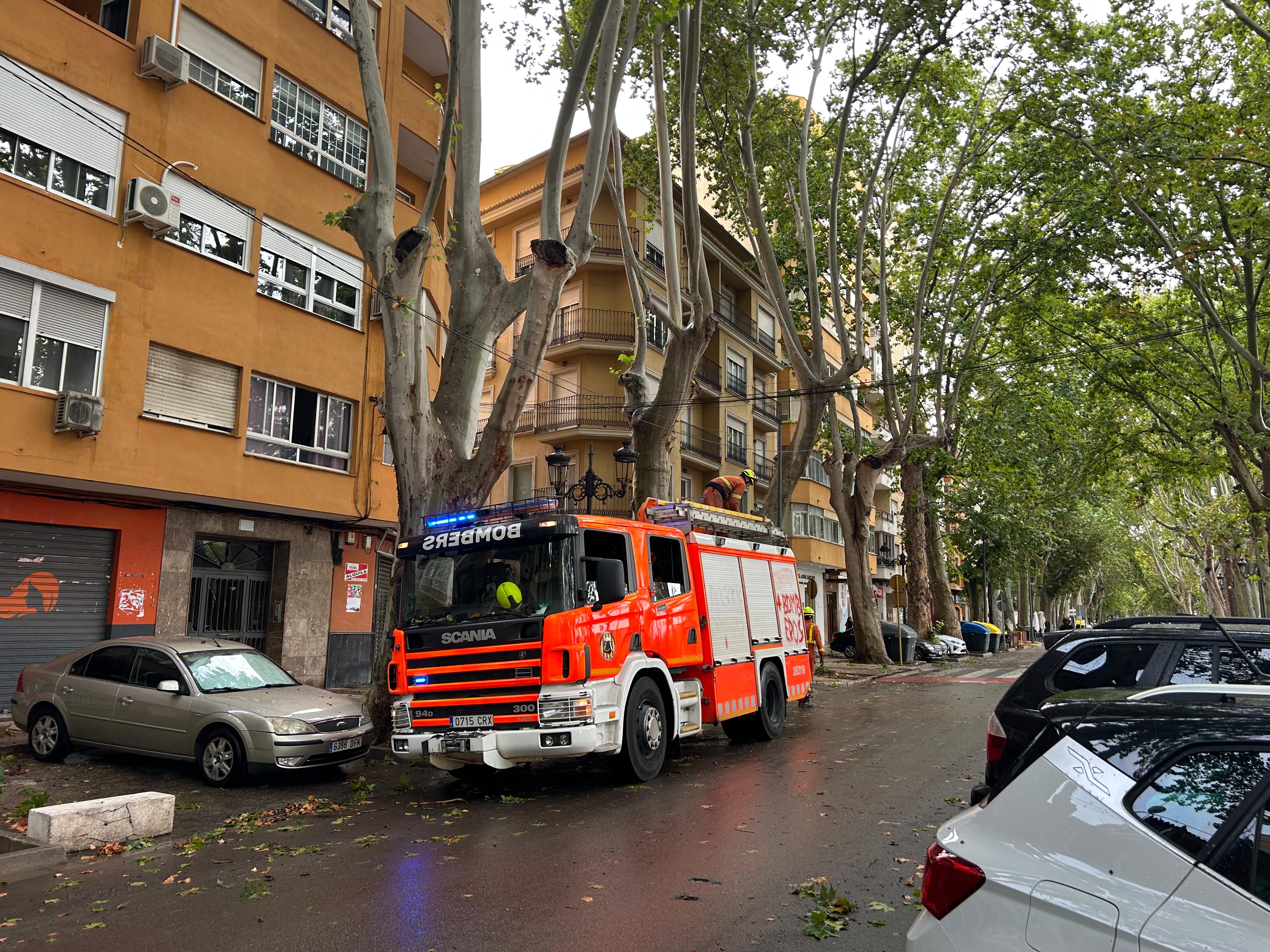 Bomberos actuando en Xàtiva. Fuente: Radio Xàtiva Cadena SER
