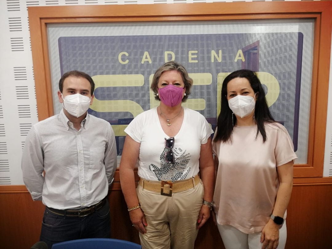 Emilia Romero (en el centro) junto a José Luis Guerrero y Araceli Medina, de la Fundación Aproni.