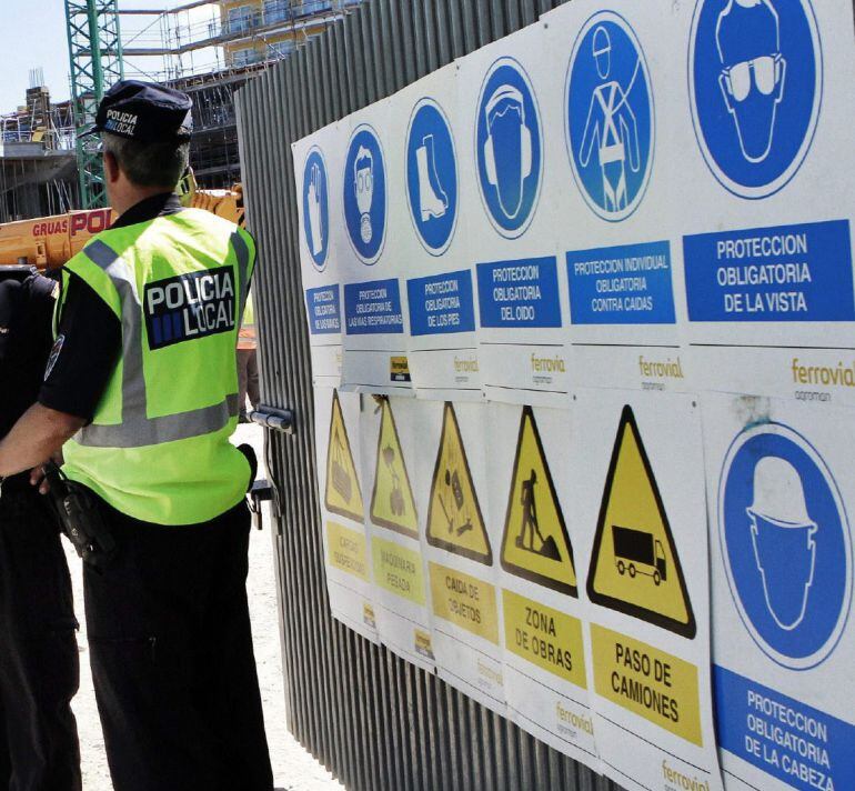 GRA199 PALMA DE MALLORCA, 21/09/2015.- Agentes de Policía Local en el lugar del accidente sucedido en Palma de Mallorca en el que dos personas han muerto y otras dos han resultado heridas al derrumbarse una planta del edificio en construcción en el que trabajaban. El edificio siniestrado se encuentra en una esquina de la Avenida de América con la calle Trovadors de s&#039;Arenal. EFE/J. GRAPPELLI