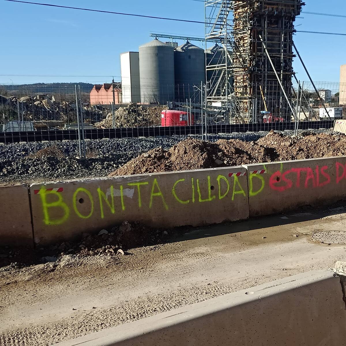 Pintadas en apoyo a los vecinos del Camino Viejo de Husillos