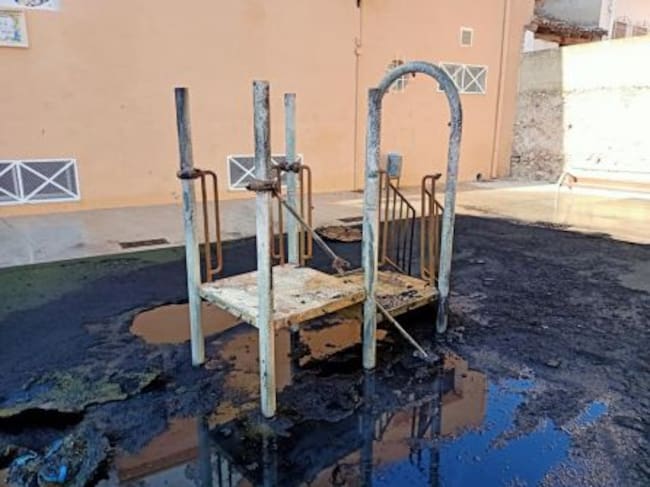 Parque infantil destrozado en l'Alqueria de la Comtessa