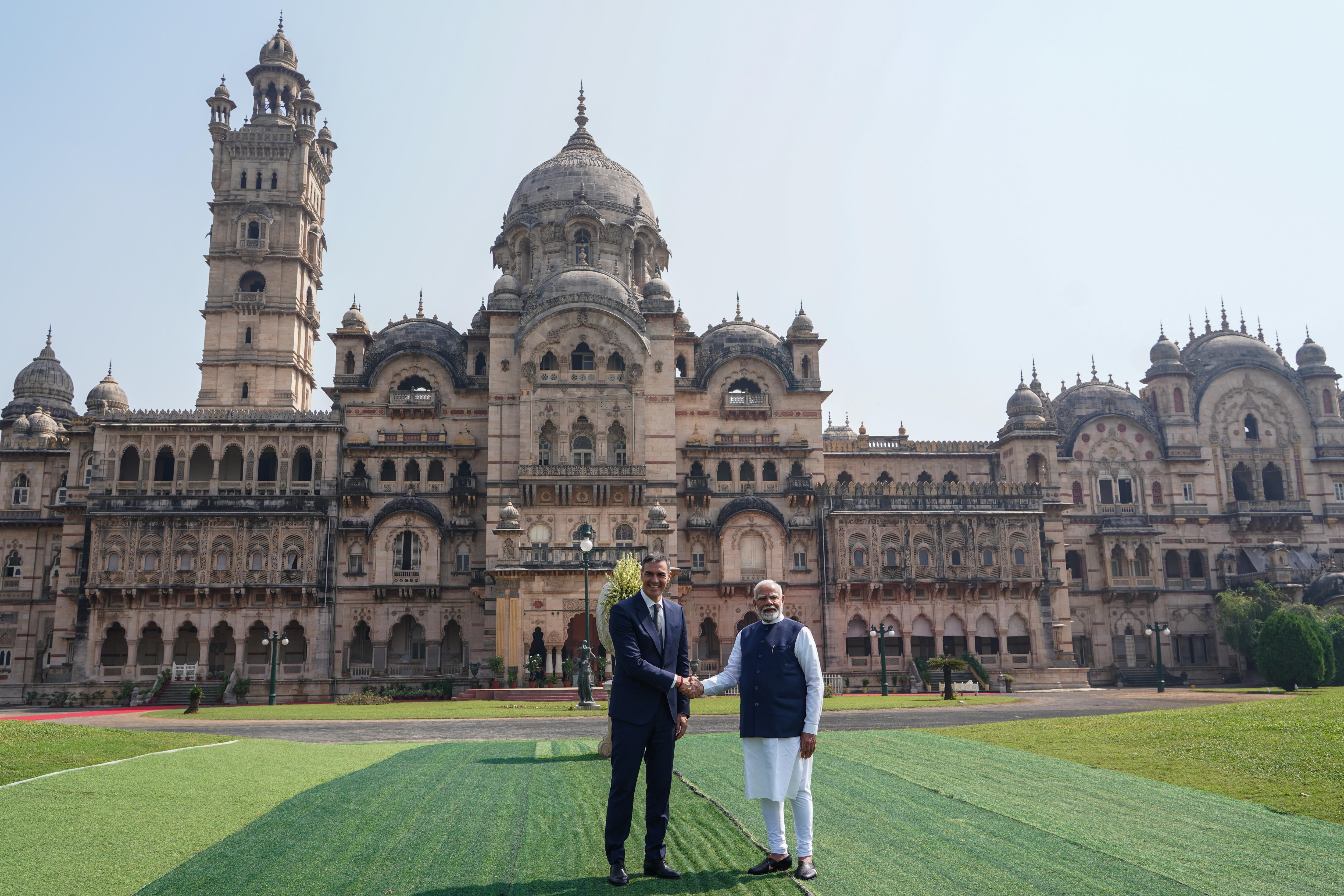 Pedro Sánchez y el primer ministro indio, Narendra Modi, ante el palacio Lakshmi Vilas en Vadodara, Gujarat (India).