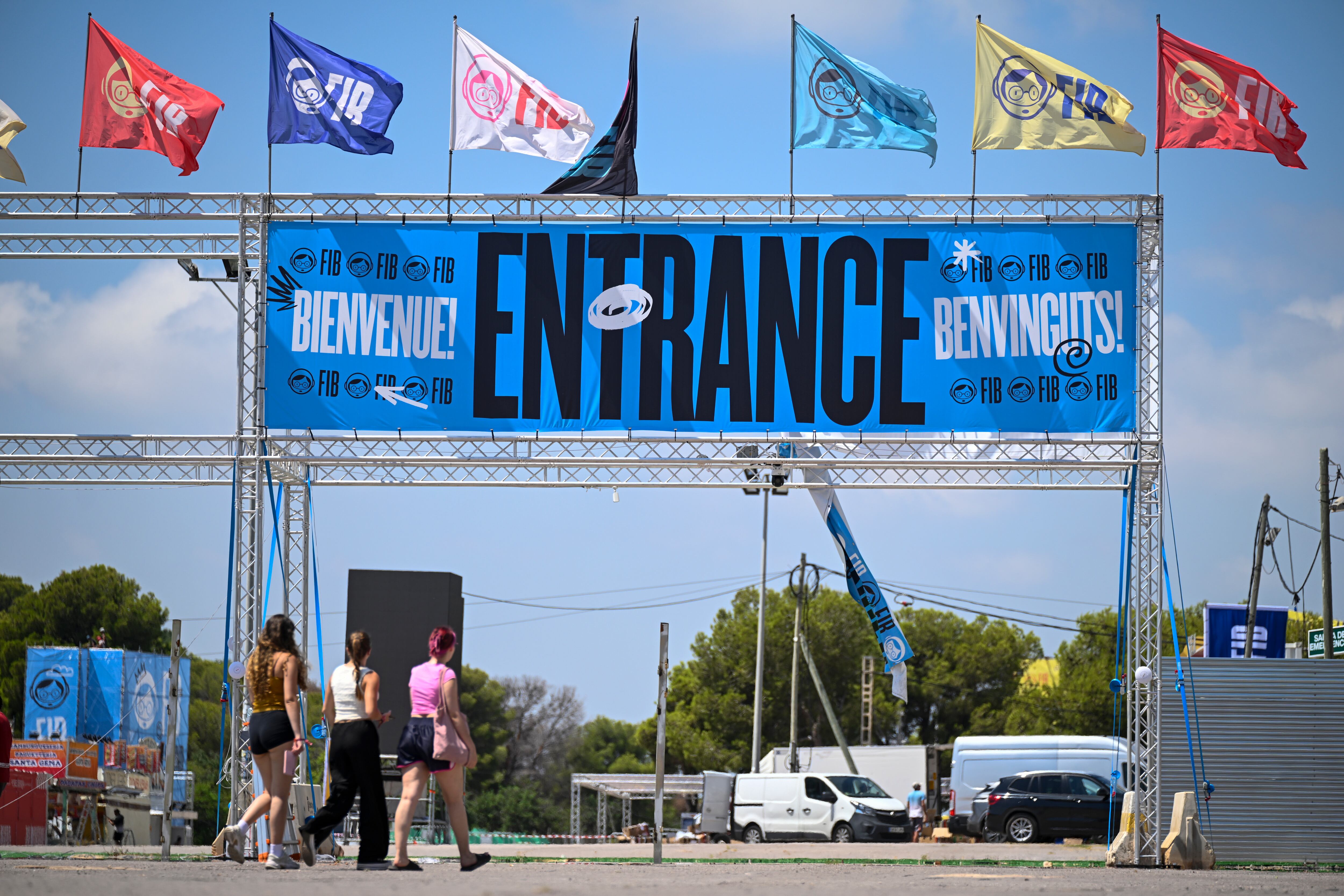 GRAFCVA8694. BENICÀSSIM (CASTELLÓN), 16/07/2025.- Vista general de uno de los accesos del recinto del Festival Internacional de Benicàssim (FIB) que abre este jueves una edición cargada de controversia tras la renuncia de siete nombres del cartel, que se han retirado en protesta por la vinculación del festival con el fondo de inversión proisraelí KKR. EFE/Andreu Esteban
