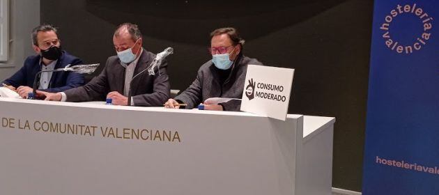 Víctor Pérez, Salvador Navarro y Manuel Espinar en la rueda de prensa que el sector hostelero ha celebrado en la CEV