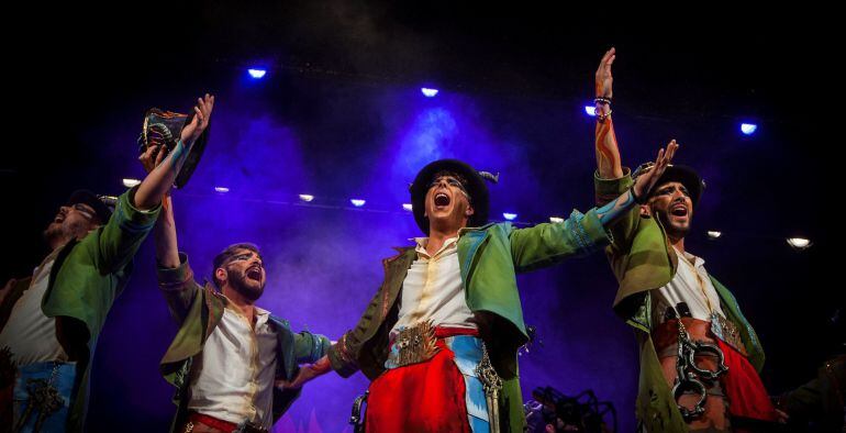 La comparsa "Ni los buenos son tan buenos ni los malos tan malos" durante su actuación en el último pase de cuartos durante el COAC