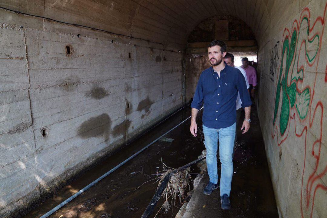 El líder del PP, Pablo Casado, de visita a la población avilesa de Las Navas del Marqués, afectada por las riadas del pasado 26 de agosto