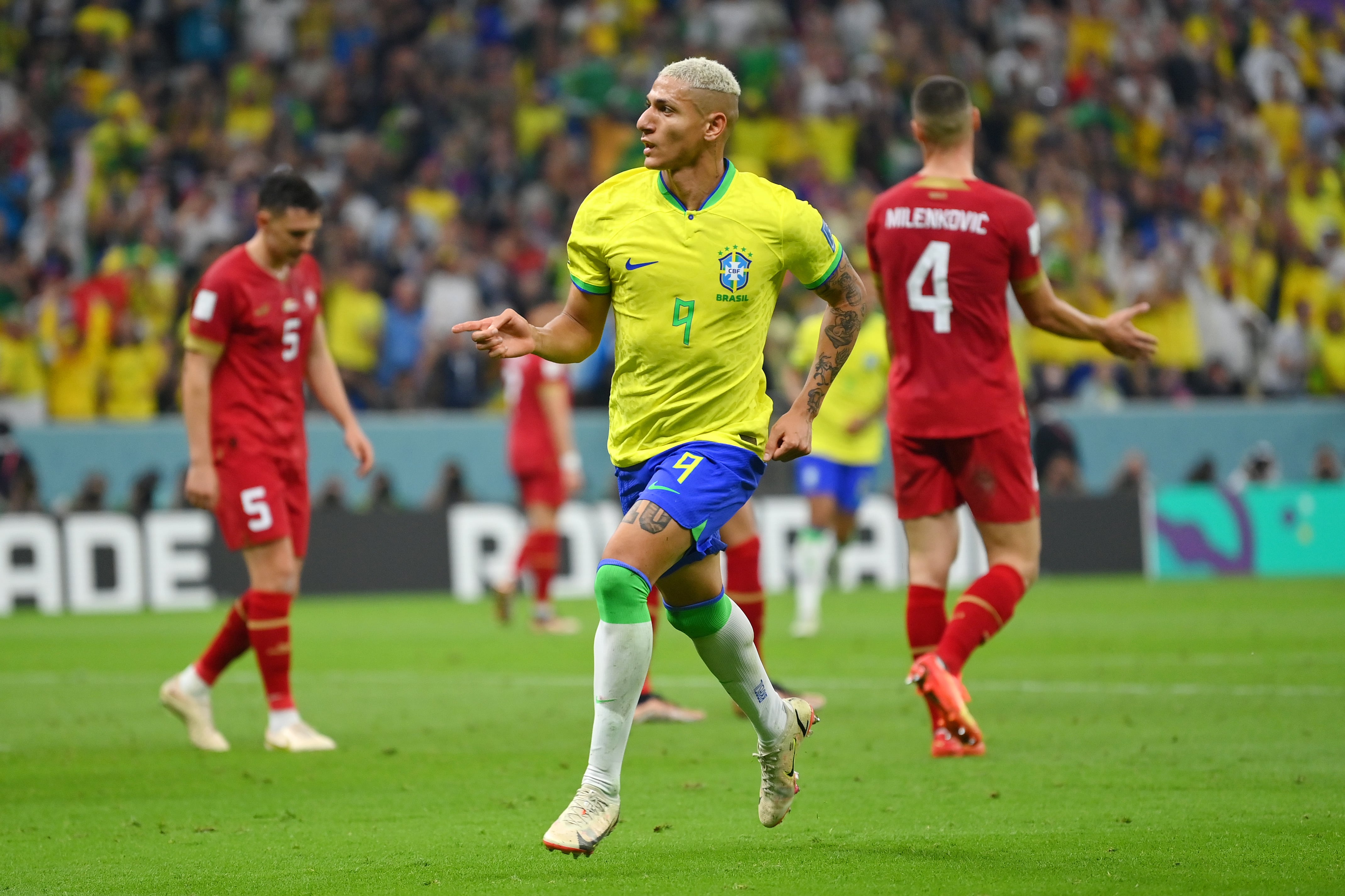 Richarlison celebra uno de sus dos goles contra Serbia.