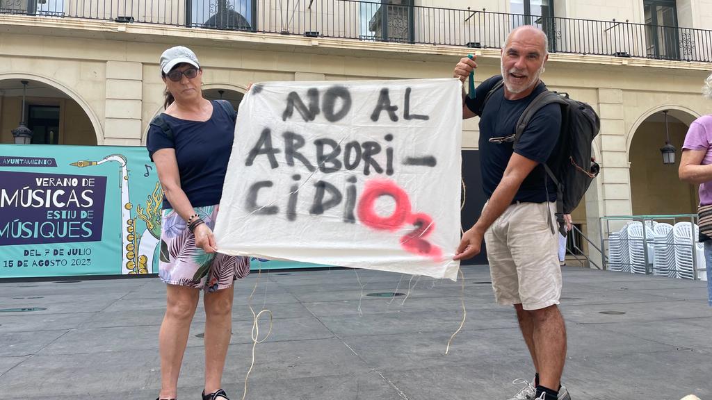 Plataforma Salvem les Melias, manifestándose ante el ayuntamiento de Alicante