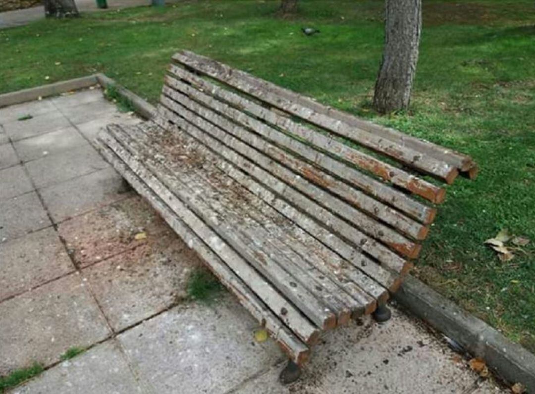 Banco cubierto de excrementos de paloma en Los Jardinillos