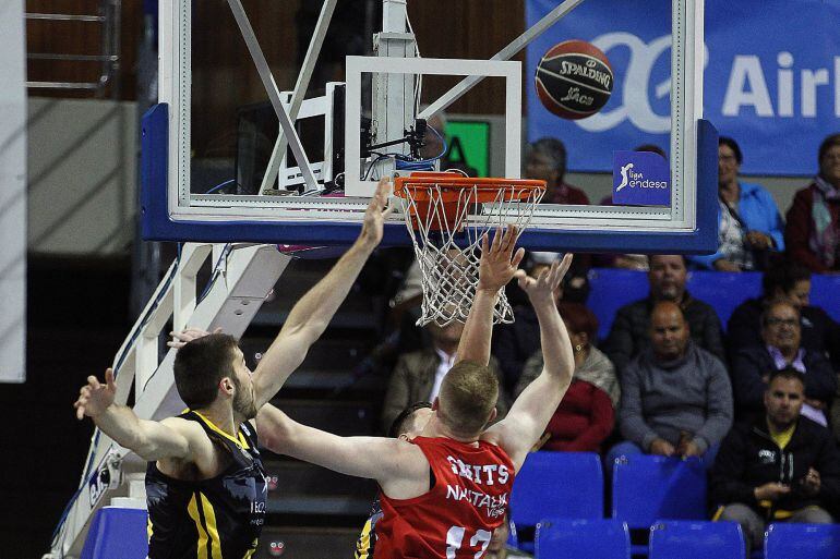 GRAF9225. LA LAGUNA (TENERIFE). El ala-pívot letón Rolands Smits (d), del Fuenlabrada, lucha el rebote con el estadounidense Mike Tobey, del Iberostar Tenerife, en el partido de Liga ACB disputado hoy en Tenerife. EFE. Cristóbal García
