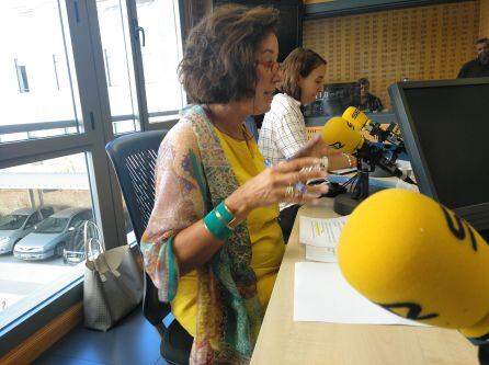 Mercedes Cantalapiedra durante su intervención en la Junta de Portavoces con Pilar Vicente en la parte posterior