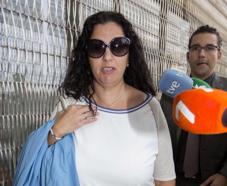 Rosa Vázquez, la mujer que se ocupó de alquilar la casa rural de Molina de Segura donde fueron asesinados la jugadora holandesa de voleibol Ingrid Visser y su pareja, Lodewijk Severein, a su llegada para declarar como testigo en el juicio que se sigue ant