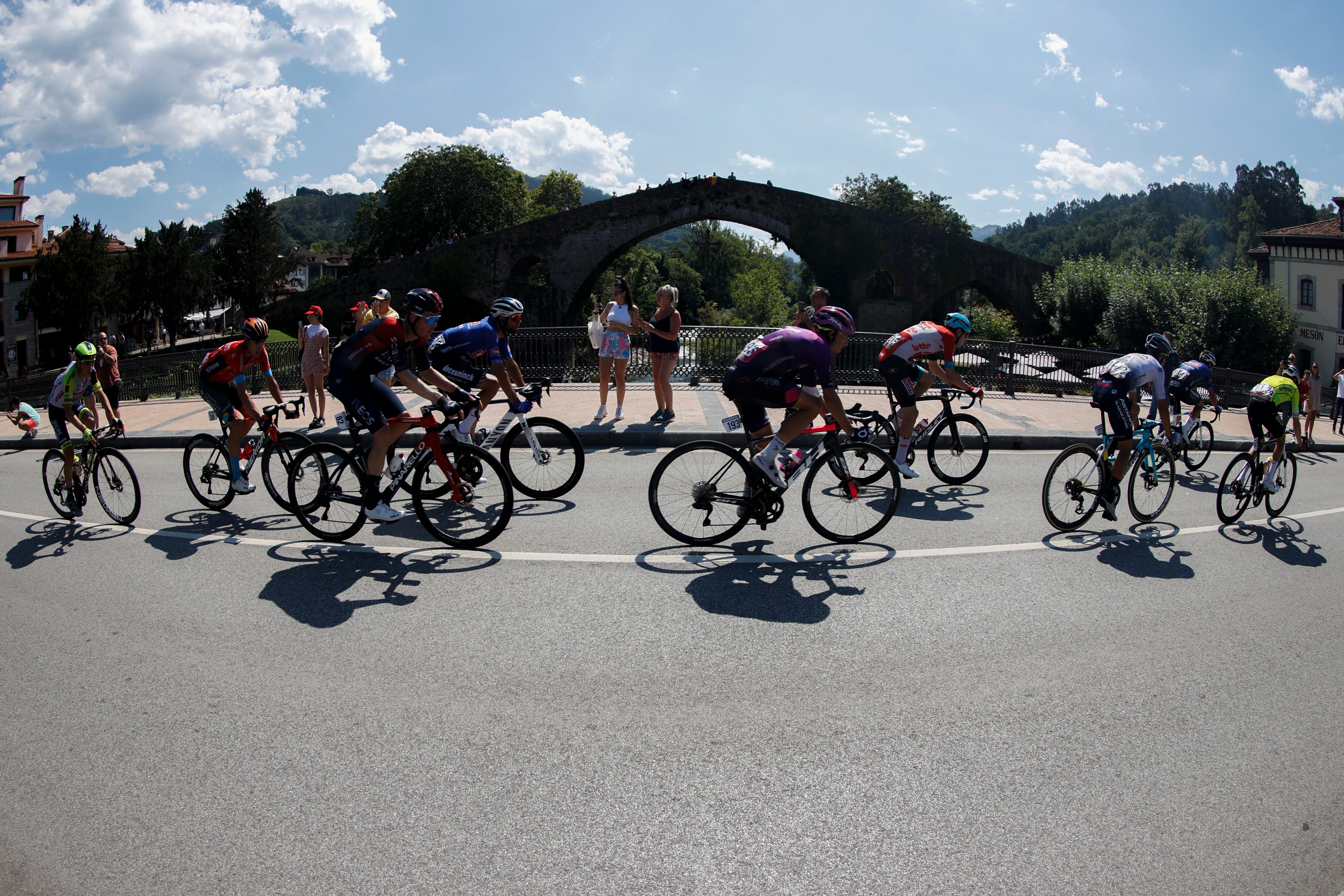 -FOTODELDÍA- VILLAVICIOSA (ASTURIAS), 28/08/2022.- El pelotón este domingo durante la novena etapa de La Vuelta Ciclista a España, disputada entre las localidades asturianas de Villaviciosa y Les Praeres, Nava (171,4 km.). EFE/Javier Lizón
