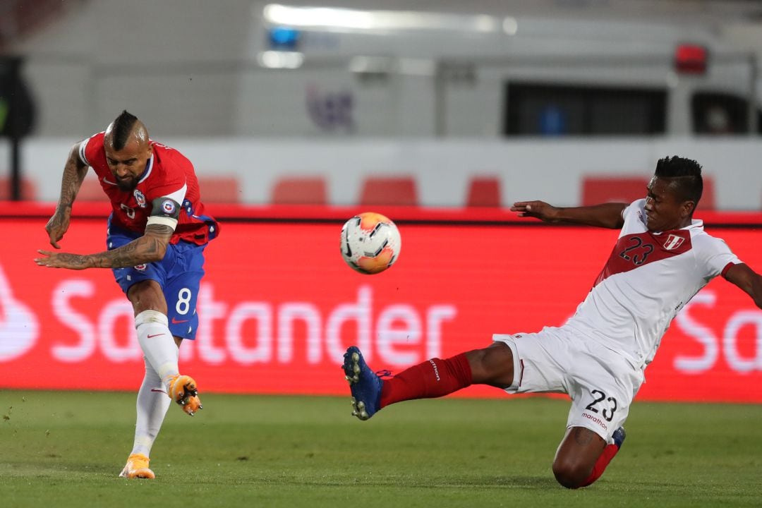 Arturo Vidal disparando antes de marcar gol en un partido de selecciones entre Chile y Perú. 