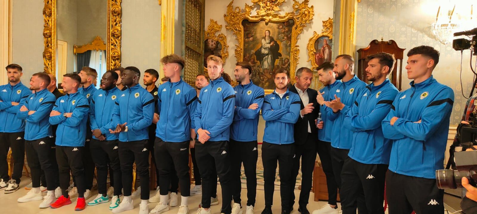 La plantilla del Hércules CF durante la recepción en el Salón Azul del Ayuntamiento de Alicante