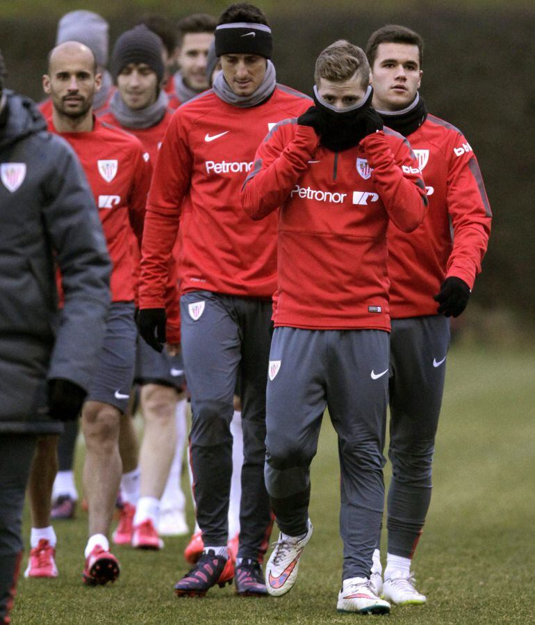 GRA347. BILBAO, 07/02/2015.- Los jugadores del Athletic Club de Bilbao encabezados por Iker Muniain durante el entrenamiento de esta tarde en Lezama (Bizkaia) previo al partido que al Athletic que disputará mañana domingo contra el FC Barcelona en San Mamés correspondiente a la jornada vigésima segunda de la Liga BBVA.EFE/Alfredo Aldai