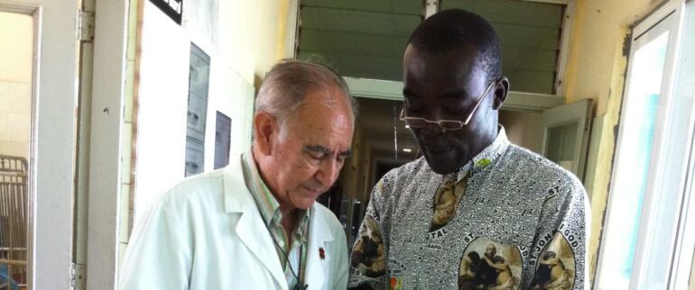 El padre Pajares en el hospital de Monrovia en 2011.