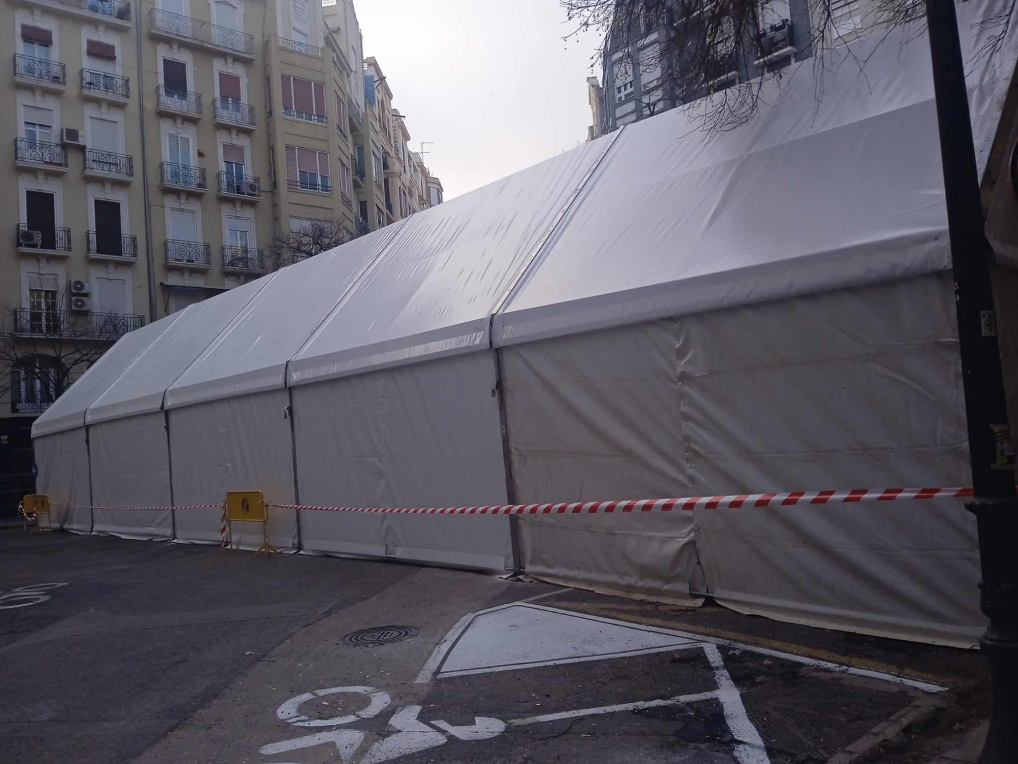 Una gran carpa fallera que bloquea el cruce entre las calles Salamanca y Burriana de València provoca el malestar de los vecinos