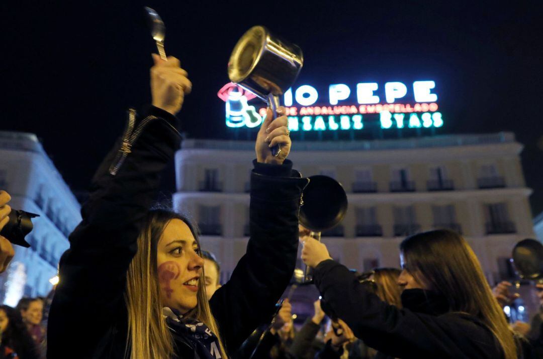 Cacerolada celebrada esta noche en la Puerta del Sol, en Madrid, que sirve de inicio a la jornada de huelga feminista de este viernes en la que las mujeres de España están llamadas a marchar por las ciudades españolas para denunciar las desigualdades y violencias que aún padecen, una convocatoria con la que el movimiento feminista aspira a volver a demostrar que si ellas paran, se para el mundo.