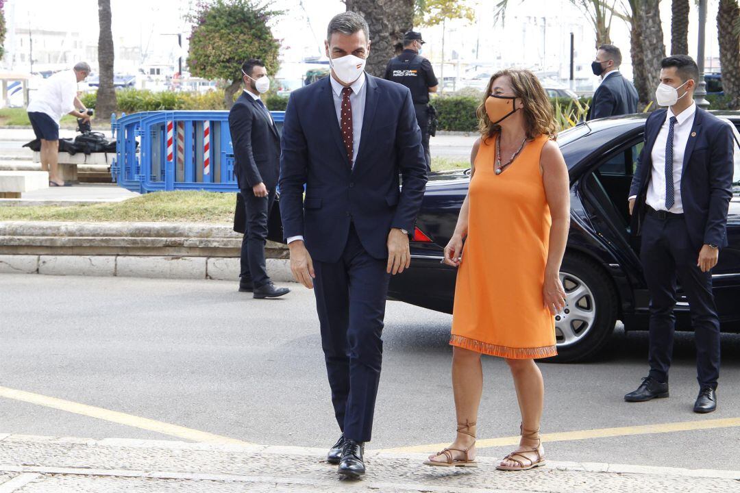 La presidenta del Govern balear, Francina Armengol, y el presidente del Gobierno, Pedro Sánchez, a su llegada al Consolat de Mar, a 3 de agosto de 2021, en Palma - Archivo.